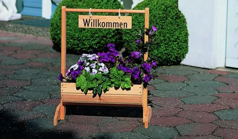 Unser Blumentrog Holz Lublin ist in zwei Größen erhältlich. 59 x 30 x 73 cm oder 110 x 40 x 103 cm