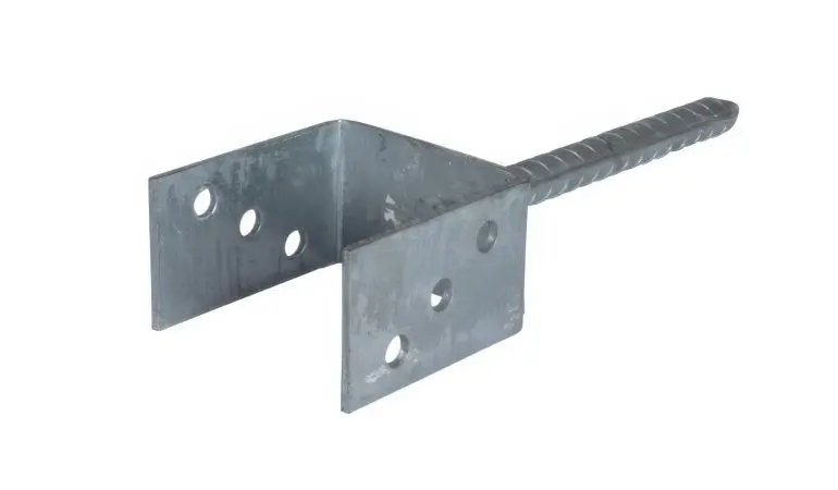 Der verzinkte Bodenanker in der 9 x 9 cm Ausführung mit 20 cm Riffelstahldolle zur schnellen Montage von Holzpfosten