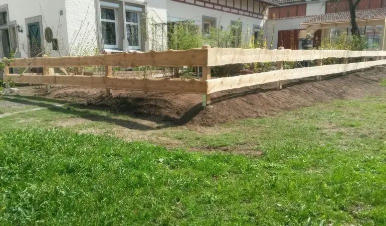 Rustikaler Bonanza Zaun aus naturbelassener und witterungsbeständiger europäischer Lärche.
