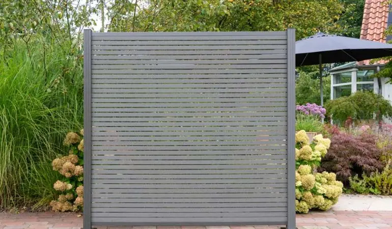 Wetterfestes Steckzaunsystem bestehend aus 39 BPC-Lamellen in der Farbe Schiefergrau. Maße: 180 x 180 cm