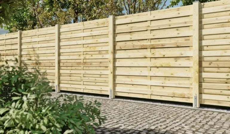 Der blickdichte 180 x 180 cm Bretterzaun günstig + gut punktet mit einem naturbelassenen Aussehen