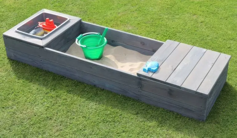 Kompakt und durchdacht: Der grau imprägnierte 150 x 45 x 19 cm Buddelkasten ist für kleine Außenbereiche perfekt