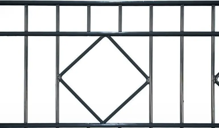Unterhalb des Handlaufs setzt sich bei den Gittermatten Deluxe eine Reihe manuell eingearbeiteter 150 x 150 mm Karos in Szene