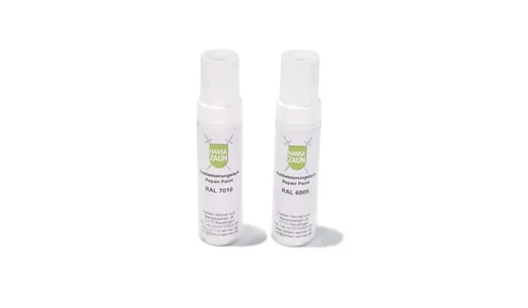 Der handliche Doppelstabmatten Lackstift ist in zwei Farben erhältlich: Moosgrün (RAL 6005) und Anthrazit (RAL 7016). Der Inhalt von 12 ml reicht zum Ausbessern mehrerer Schadstellen