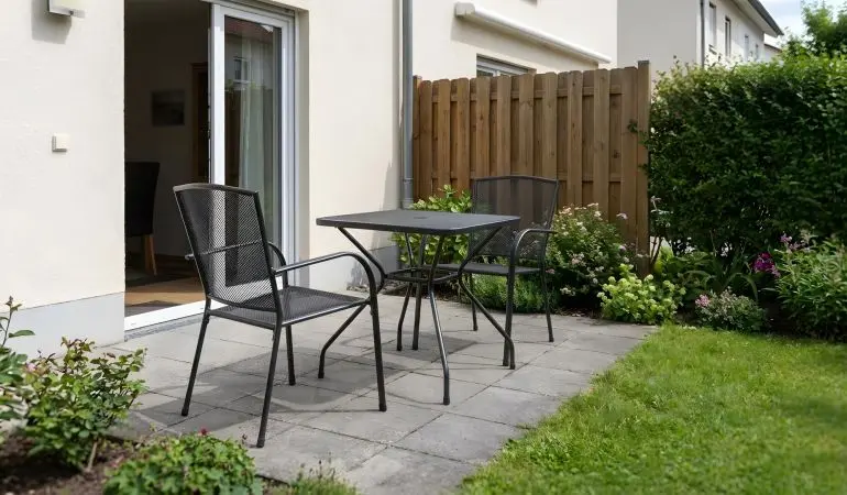 Garten Sitzgruppe Lindau aus anthrazitfarbenem Streckmetall, Tisch mit zwei Gartensesseln auf der Terrasse