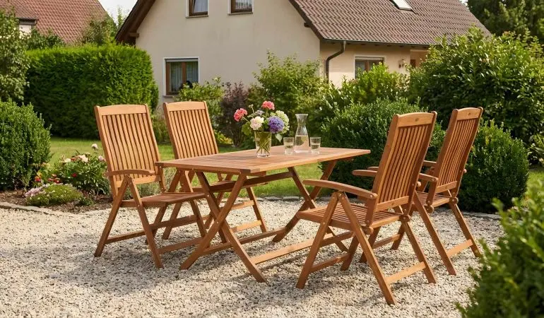 Gartengarnitur Akazie Göteborg, klappbarer Holztisch mit vier Klappstühlen aus Akazienholz, im Garten auf Kies
