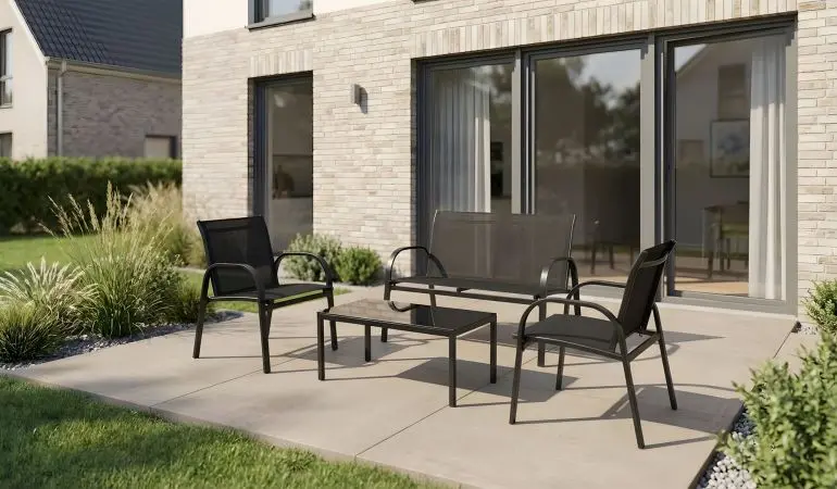 Gartengarnitur Metall Sithonia, schwarzes Lounge-Set mit Bank, zwei Sesseln und Glastisch vor dem Haus auf Terrasse