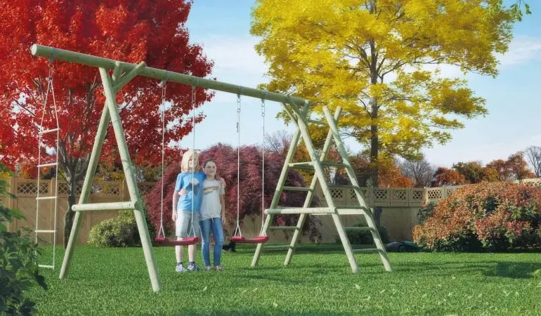 Doppelschaukel, Klettergerät und Spielturm in einem: Die Gartenschaukel Frieda mit Strickleiter und Podest in 145 cm Höhe
