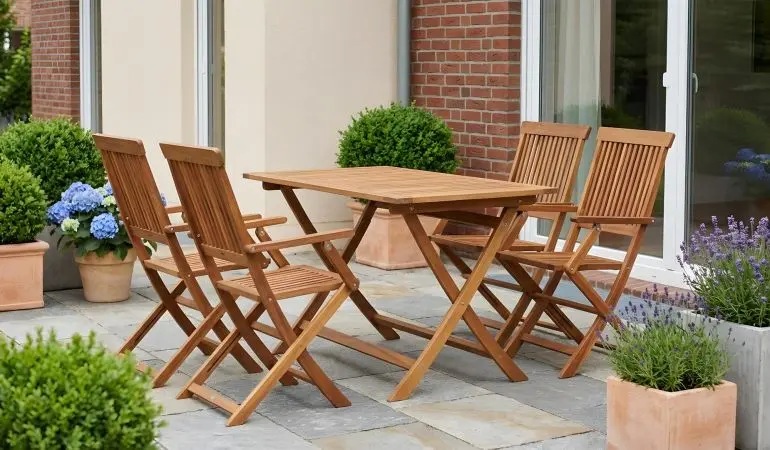 Gartenset Holz Stockholm, naturfarbenes Akazienholz mit rechteckigem Klapptisch und 4 Klappsesseln, auf Terrasse