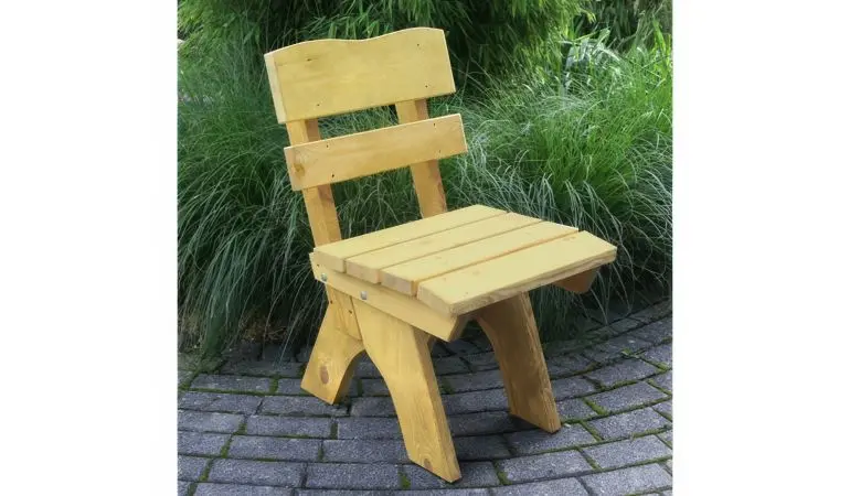 Der Gartenstuhl Massiv Trelleborg im Maß von ca. 50 x 60 x 82 cm aus massivem, hellbraun lackiertem Kiefernholz fügt sich harmonisch in jeden Gartenbereich ein.