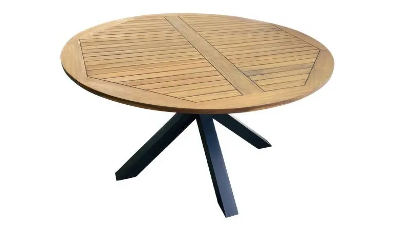 Stilvoll und praktisch: Der Ø 130 x 75 cm Gartentisch aus Akazienholz bietet bis zu vier Personen Platz