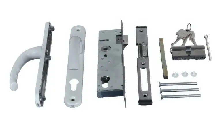 Das Torschloss mit Drückergarnitur in seinen Einzelteilen, bei Lieferung ist dies bereits im Rahmen des Gartentores verbaut