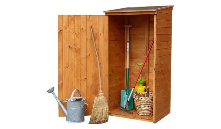 Attraktiv: Der 72,5 x 68,6 x 148 cm Geräte Gartenschrank in der tauchimprägnierten honigbraunen Fassung
