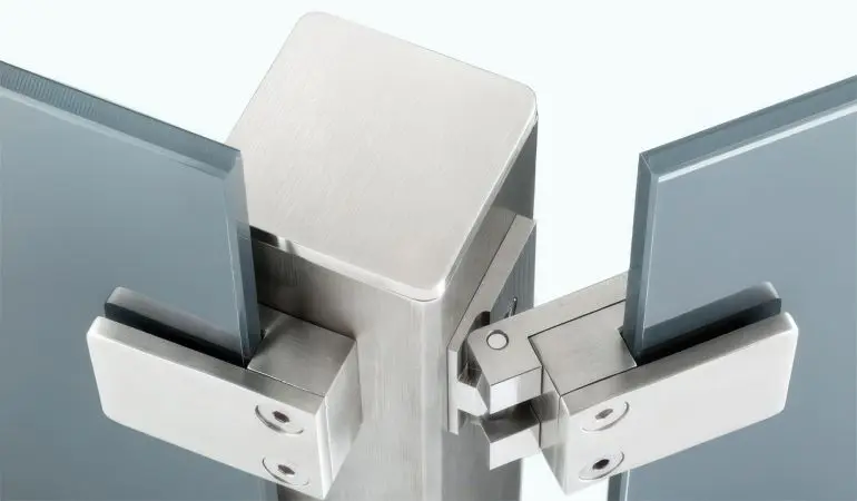 Das Glas Klemmbacken Eckscharnier hilft Ihnen Ihren Glas Sichtschutz über Eck in einem Winkel von 1 - 89° zu montieren.