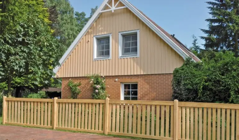 Holzgartenzaun aus rustikaler Eiche gefertigt im Maß 180 x 90 cm