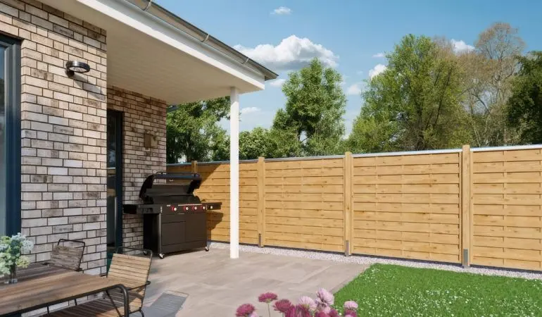 Im Farbton Lärche lasiert: Blickdichter Holz Lamellenzaun aus Kiefer/Fichte