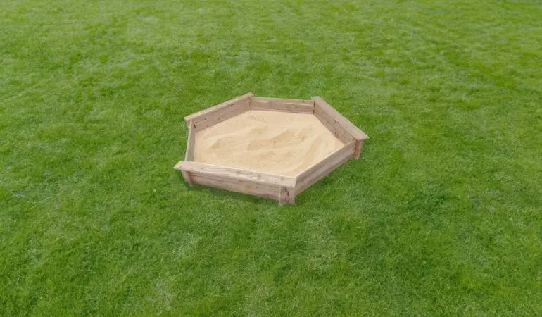 Ein Ort mit tollen Möglichkeiten: 6-eckiger Holzsandkasten (Ø 150 cm) mit Sitzflächen für kleine Gärten