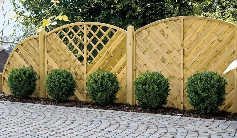 Holzsichtschutz Berlin Diagonal mit Bogenelement und Rankgitter aus Kiefer/Fichte als dekorativer Sichtschutzzaun im Garten