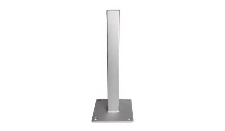 Die Universal Pfostenkonsole aus verzinktem Metall zum Aufdübeln der Pfosten. Das Maß ist 13 x 13 x 40,8 cm.