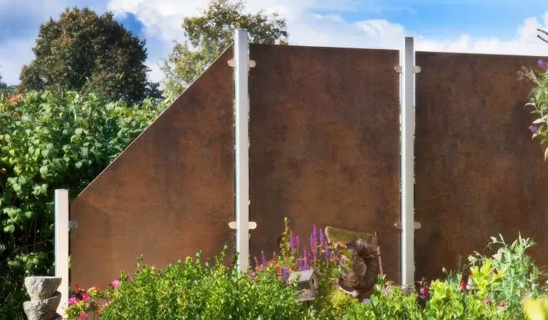 Zur Montage des HPL Zaunsystems bieten sich silbergraue 6 x 6 cm Aluminiumpfosten und stilvolle Klemmbacken an. Alternativ verwenden Sie Klemmschienen