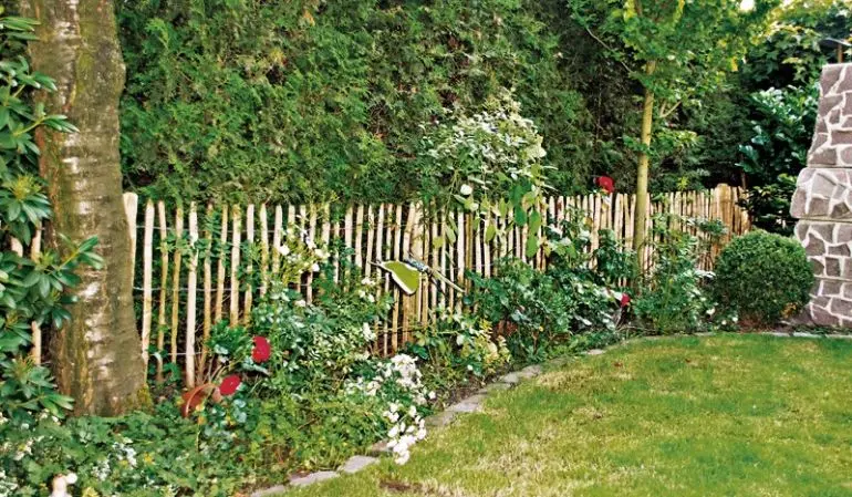 Staketenzäune aus Haselnuss: Bieten den natürlichen Charme eines Bauerngartens