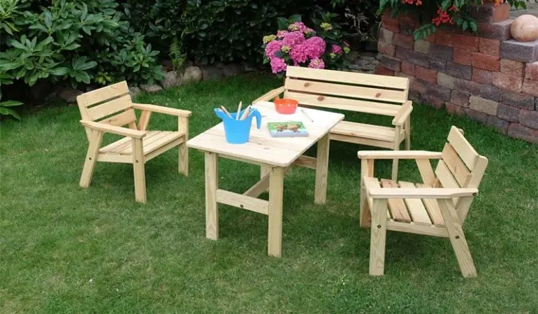 Die Kinder Gartenmöbel Flip werden als 4-teiliges Komplettset inkl. zwei Sesseln, einem Tisch und einer Bank geliefert