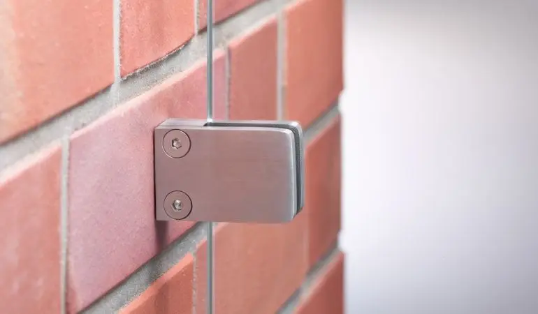 Die Edelstahl-Klemmbacken zur freien Montage an der Wand ohne Pfosten