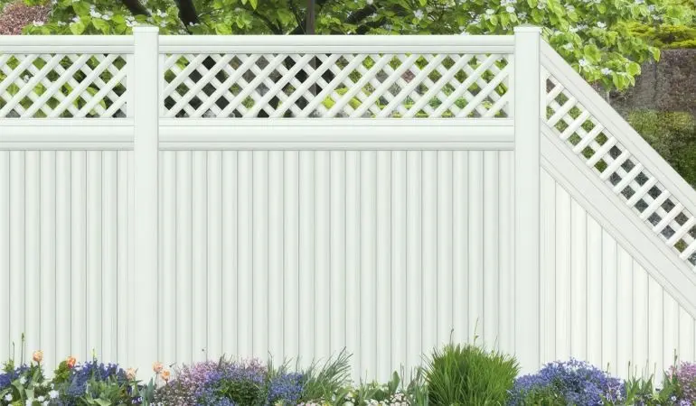 Sehr günstig, langlebig und pflegeleicht: Die weiße Kunststoff Sichtschutzwand Ulm aus hochwertigem PVC