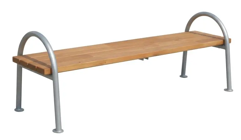 Im Vordergrund die 200 cm Lärche Gartenbank für drei Personen. Auf dem Bild sehen Sie ein kundenseitig farblich behandeltes Modell – Sie erhalten das Sitzmöbel in Lärche natur!