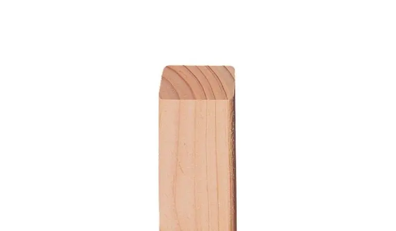 Die allseitig gehobelte 3 x 5 x 80 / 100 / 120 / 150 cm Stakete punktet mit gerundeten Kanten und einem leicht abgeschrägten Kopf