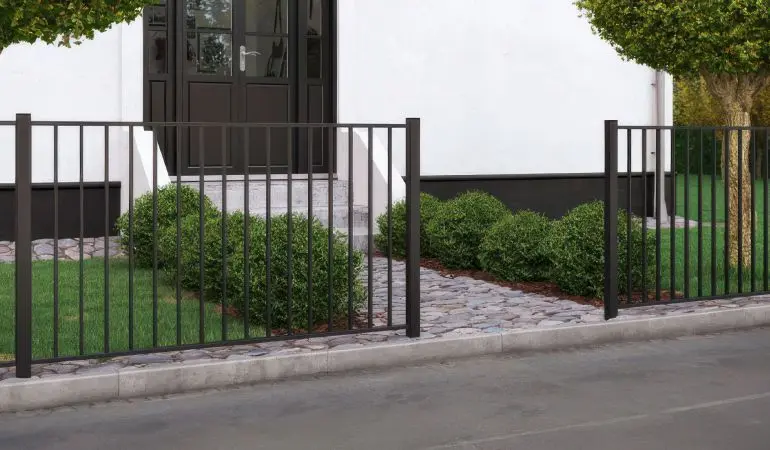 Die feuerverzinkten 150 x 85 cm Zaunfelder aus Stahl sind schwarz pulverbeschichtet. So ist ein Top-Verwitterungsschutz gewährleistet!