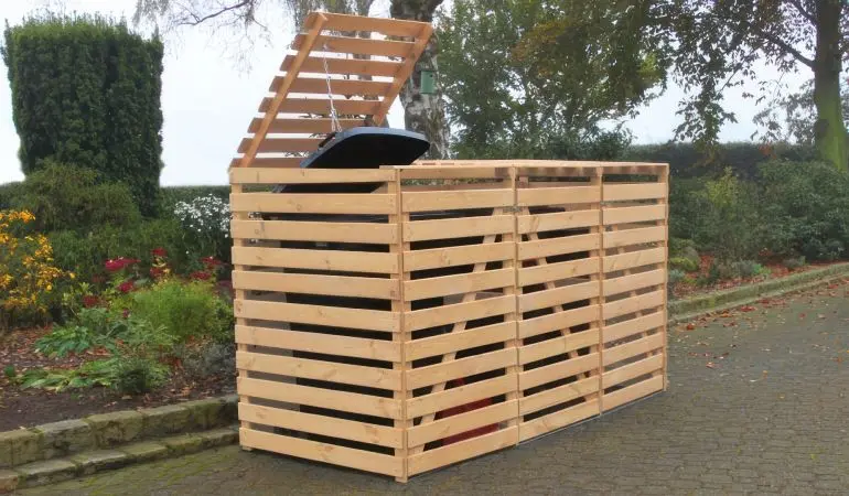 Die Mülltonnenverkleidung (hier in der Variante Natur) ist passend für drei 240 l Tonnen. Kennzeichnend ist eine semi-transparente Bauweise