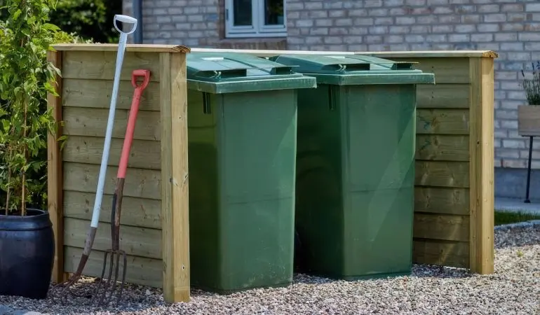 Die Mülltonnenverkleidung Klink aus druckimprägnierter Fichte mit natürlicher Holzoptik. Erhältlich in 2 Größen und 2 Farben
