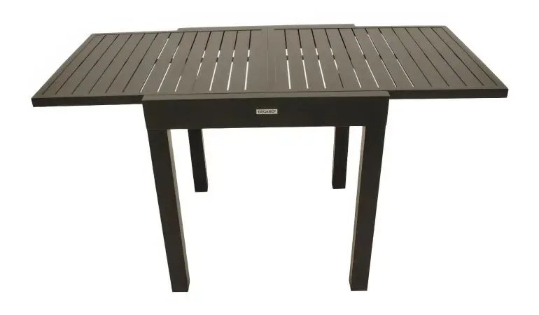 Mit seinen kompakten Maßen von 70 x 70 x 75 cm passt der auf 140 cm ausziehbare Outdoor Tisch perfekt auf kleine Balkone