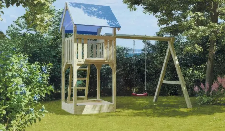 Die 290 x 190 x 296 cm Outdoorschaukel, ein Spielturm mit Podest, Leiter, Dachplane, Sandkasten und Einzelschaukel