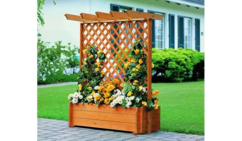 Unser Pflanzkübel mit Rankgitter hat die Bemaßung 112 x 65 x 140 cm. Er ist aus honigbrauner Kiefer / Fichte gefertigt und FSC zertifiziert.