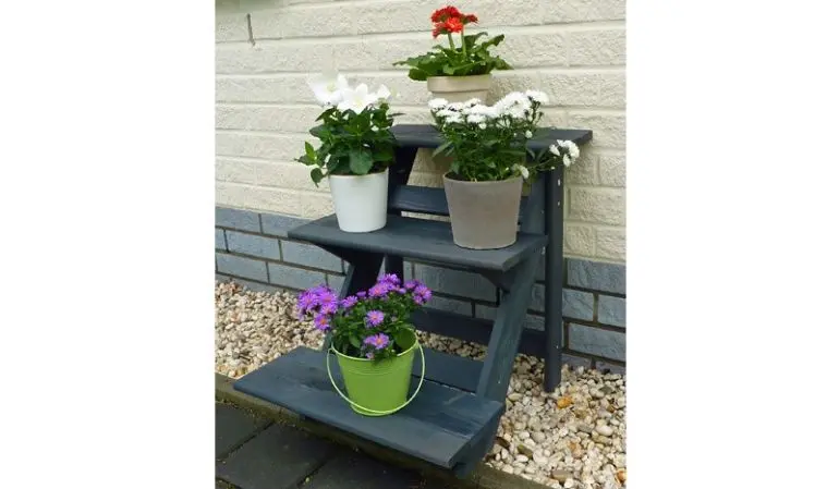 Die kleinere, anthrazitfarbene 50 x 60 x 56 cm Pflanztreppe hat drei Stufen für Kräuter, Ziergräser oder Blumen