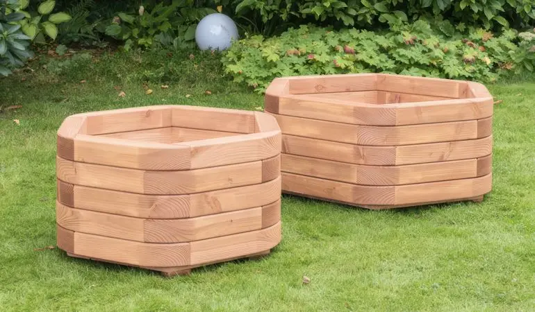 Der sechseckige Pflanztrog Holz: Erhältlich in zwei Größen mit 74 cm und 94 cm Durchmesser