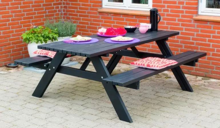 Praktisch, gemütlich, dekorativ: 177 x 152 x 71 cm Picknicktisch aus Massivholz für 4-6 Personen