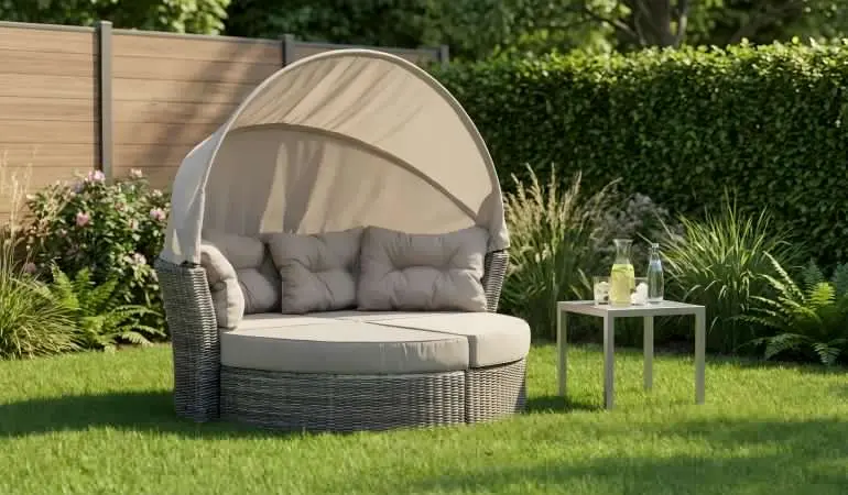 Polyrattan Sonneninsel Exeter in Grau Bicolor mit taupe Polstern und klappbarem Verdeck im Garten