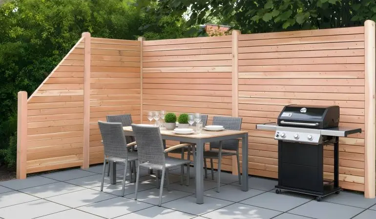 Rhombusleisten Sichtschutz aus Holz mit moderner Lamellenoptik als Gartenzaun zur Abgrenzung im Außenbereich