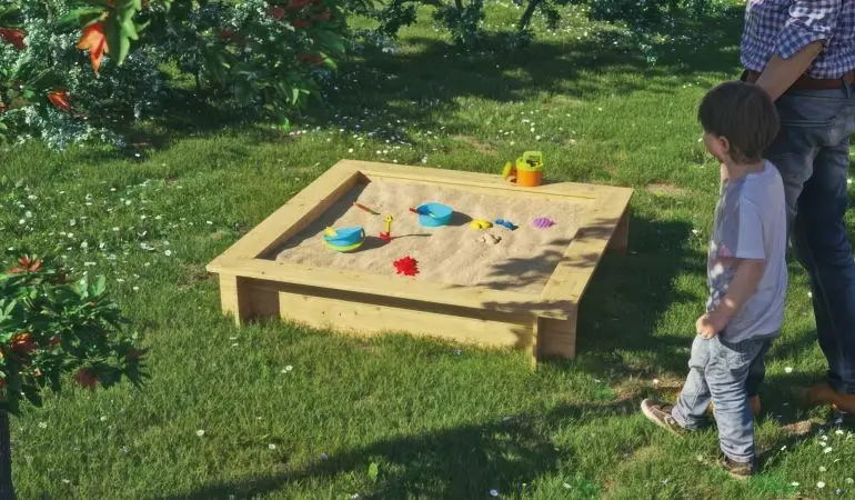 Der Sandkasten zum selber Bauen: Perfekt für Kleinkinder, die erste Erfahrungen mit Sand, Schaufel und Förmchen machen wollen