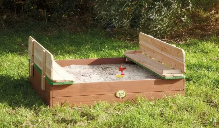 Vielseitige Sandkiste mit praktischem Verschlusssystem, die zur Sitzbank werden kann, TÜV-geprüft, Maße: 99 x 99 x 20 cm, aus 100% FSC-Holz