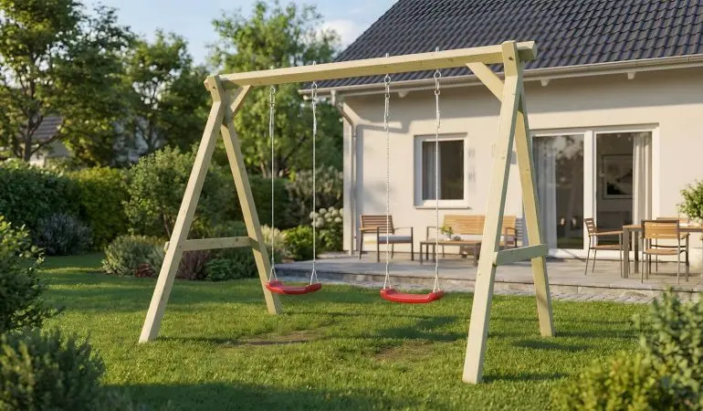 Die Doppelschaukel bietet eine stabile Konstruktion durch die wechselseitige Ausklinkung der Pfosten