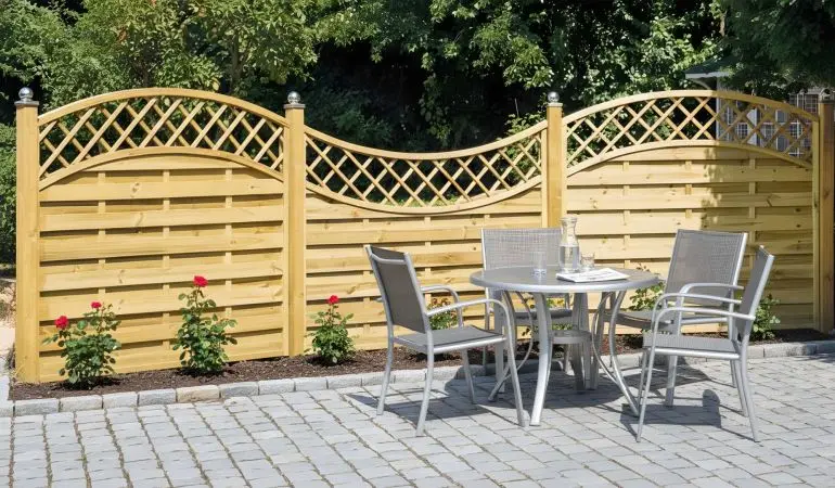 Sichtschutz Holzzaun Berlin Doppelbogen aus druckimprägnierter Kiefer/Fichte mit geschwungenem Rankgitter als Sichtschutz an moderner Terrasse