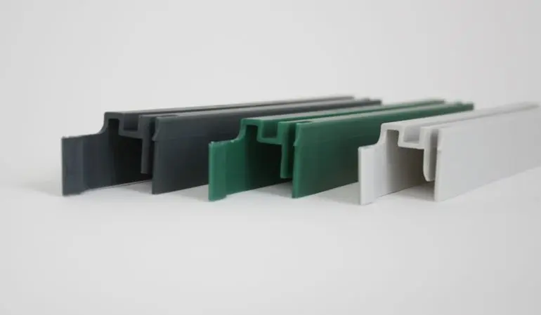 Anthrazit, Grün und Lichtgrau: Das Sichtschutz-Set für Gartentore enthält je zwei 235 x 25 x 23 mm Steckprofile