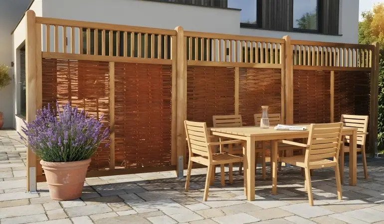 Sichtschutz Weide Zaunfelder mit braunem Weidengeflecht im Holzrahmen, als Terrassenwand im Garten