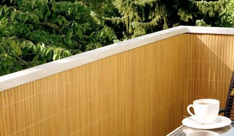 Als Balkonverkleidung ideal: Gelbe Sichtschutzmatte aus PVC