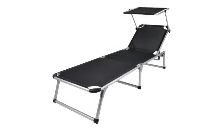 Das integriete Sonnendach der Liege Ponza schützt einen vor den Auswirkungen direkter Sonneneinstrahlung. 