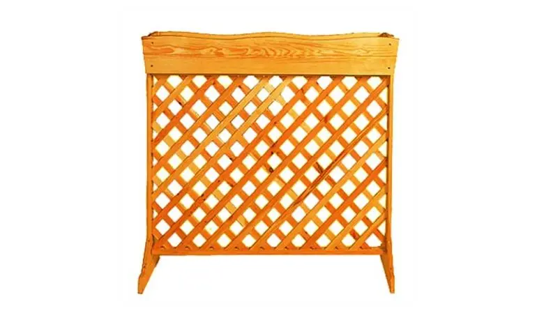 Der Spalierkasten Kattowitz aus honigbrauner Kiefer / Fichte im Maß 110 x 41 x 108 cm eignet sich auch toll zum Abgrenzen einzelner Gartenteile.